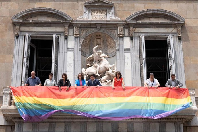 El presidente de la Generalitat, Pere Aragons, ha encabezado el despliegue de la bandera Lgtbi+ en el balcón del Palau de la Generalitat con motivo del Día Internacional del Orgullo