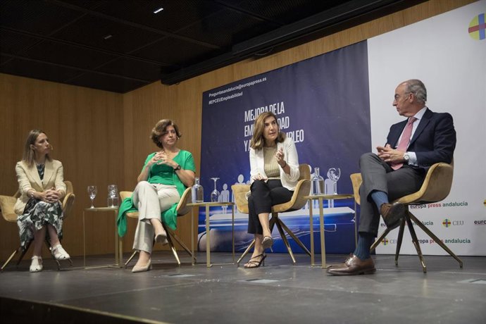 La consejera de Empleo, Empresa y Trabajo Autónomo, Rocío Blanco, participa en un encuentro informativo organizado por Europa Press Andalucía en colaboración con la Fundación San Pablo CEU.