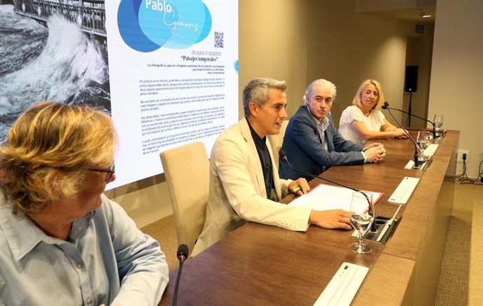 El vicepresidente en funciones, Pablo Zuloaga, y el alcalde de Arnuero, José Manuel Igual, en la presentacióndel programa cultural Ecoparque de Trasmiera.