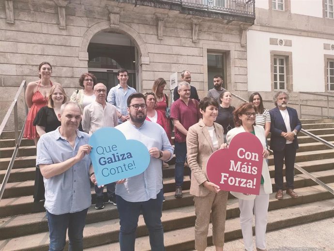 La portavoz nacional del BNG, Ana Pontón, con los candidatos a las Cortes para las elecciones del 23 de julio de 2023, y el portavoz municipal en Vigo, Xabier Pérez Igrexas.
