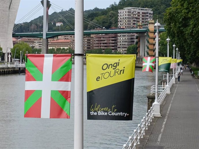 Carteles en el Campo de Volantín de Bilbao alusivos a la salida del Tour de Francia el sábado 1 de julio.