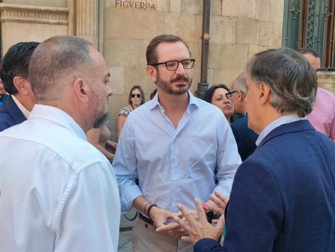 Javier Maroto charla con el alcalde de Salamanca en su visita a la ciudad.