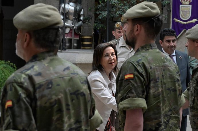 La ministra de Defensa, Margarita Robles, saluda a militares durante su visita al Cuartel General del Mando de Apoyo a la Maniobra (CGMAN) en A Coruña