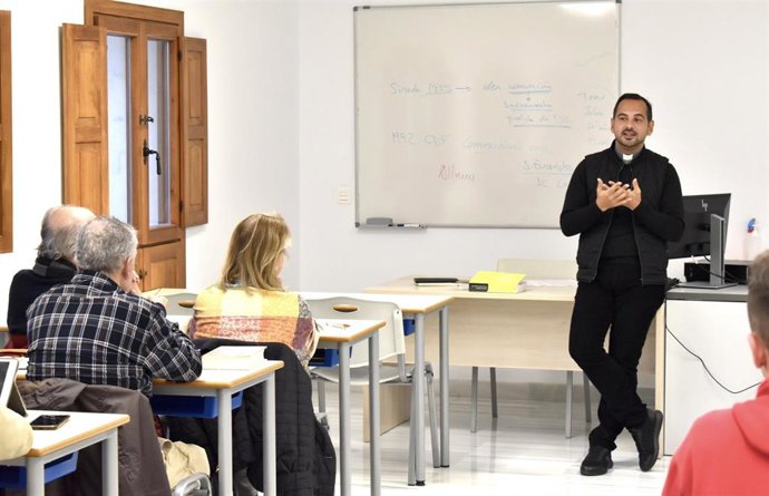 Rafael Vázquez, durante una clase en el Centro Superior de Estudios Teológicos (Ceset) 'San Pablo'