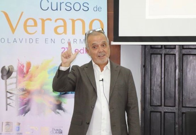 El periodista Tom Martín Benítez, director del curso 'Hablar en público: claves para una comunicación eficaz. Curso práctico para formación de portavoces' de la Universidad Pablo de Olavide (UPO)