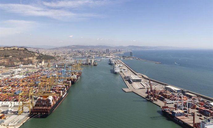 Vista del moll Adossat del Port de Barcelona