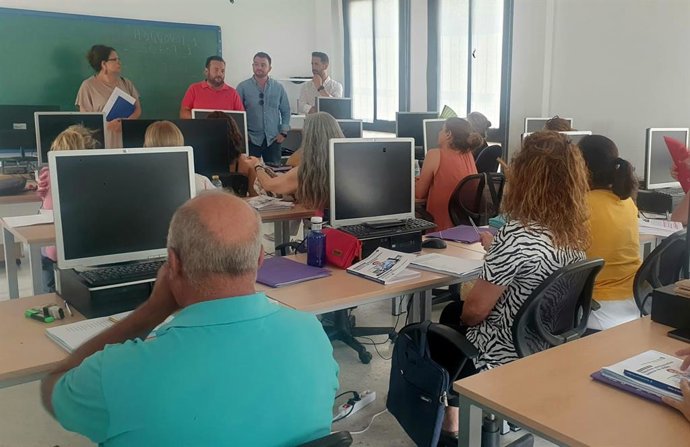 El alcalde de La Algaba (Sevilla), Diego Manuel Agüera Piñero, en el Centro de Formación 'Las 17 Rosas'.