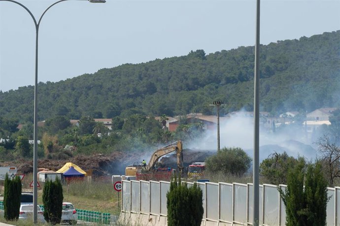 Vista general del incendio de la planta de biomasa de Sant Rafel, a 27 de junio de 2023