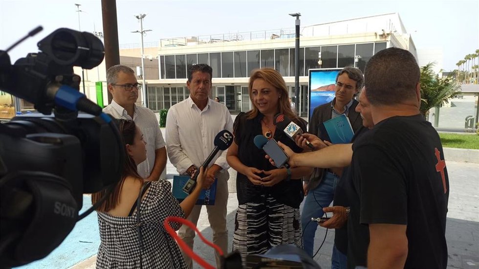 La candidata al Congreso de los Diputados por Coalición Canaria, Cristina Valido, atiende a los medios de comunicación