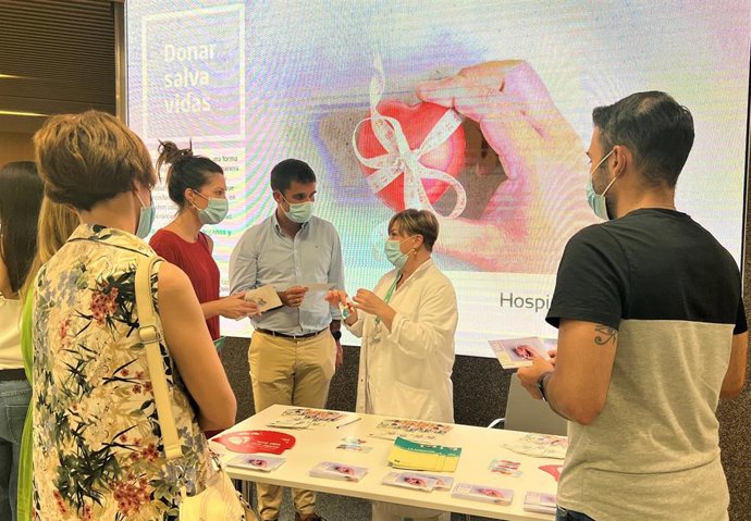 La doctora Quero informa sobre la importancia de la donación.