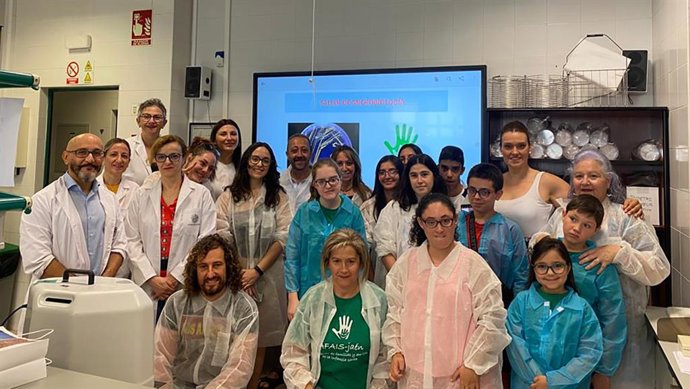 Una treintena de miembros de la Asociación AFAIX-Jaén participan en un taller sobre Microbiología de la UJA