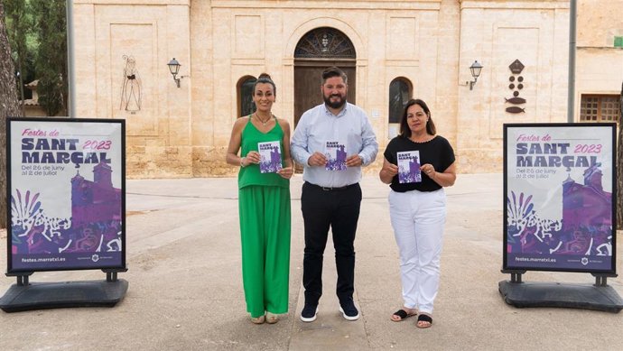 El alcalde de Marratxí, Jaume Llompart, acompañado de la regidora de Participación Ciudadana, Nerea García y la regidora de Fires i Festes, Antonia Coll, presentan el programa de Fiestas de Sant Maral 2023.