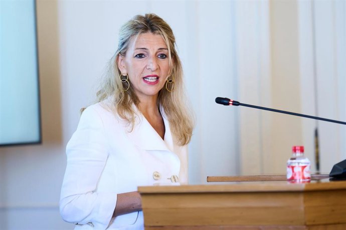 La vicepresidenta segunda y líder de SUMAR, Yolanda Díaz, interviene durante el seminario de la APIE de la Universidad Internacional Menéndez Pelayo (UIMP), en el Palacio de la Magdalena, a 22 de junio de 2023, en Santander, Cantabria (España).