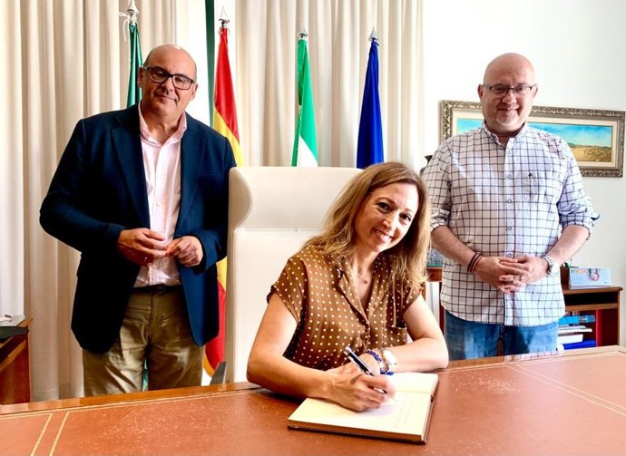 La delegada del Gobierno andaluz en Málaga, Patricia Navarro, firma en el Libro de Honor del Ayuntamiento de Vélez-Málaga durante su visita institucional a la localidad.