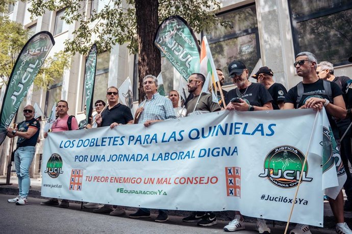 Protesta de JUCIL a favor de mejorar el turno de trabajo frente a la Dirección General en Madrid