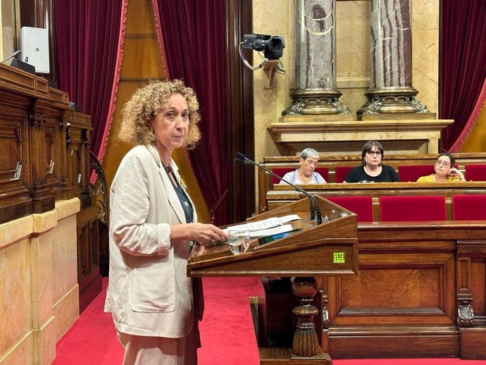 La consellera de Territori, Ester Capella, en el ple del Parlament