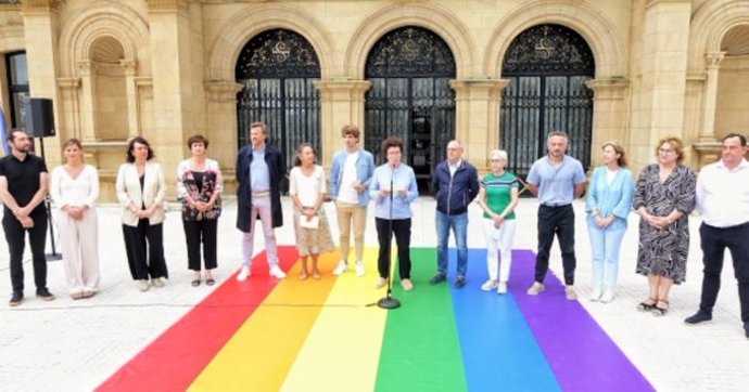 Lextura de la declaración institucional del Ayuntamiento de San Sebastián con motivo del Día internacional del Orgullo LGTBIQ+
