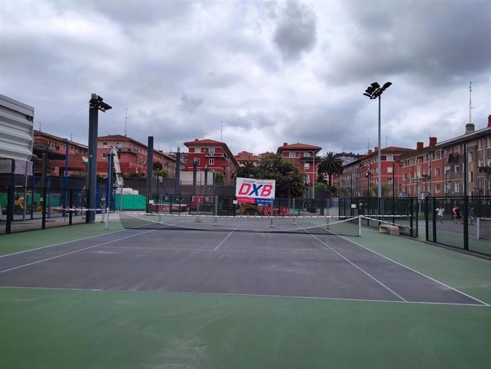 Cancha de tenis en el poliportivo de San Inazio, en Bilbao