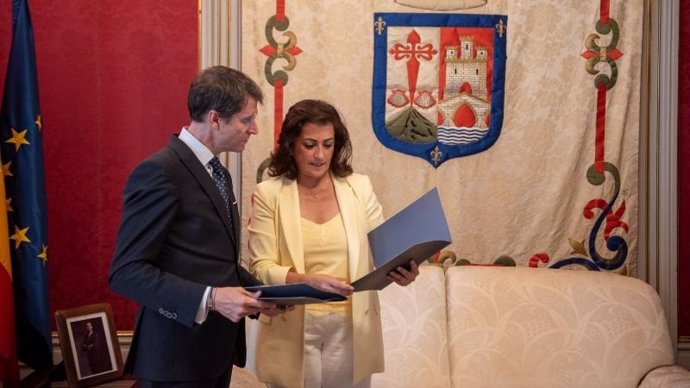 La presidenta del Gobierno de La Rioja en funciones, Concha Andreu, ha recibido, en el Palacio del Ejecutivo riojano, está tarde a sucesor en el cargo, el 'popular' Gonzalo Capellán, para abordar el traspaso de poderes