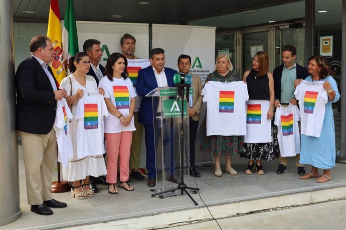 Lectura del manifiesto por el Día del Orgullo Lgtbi a las puertas de la Delegación de la Junta en Huelva.