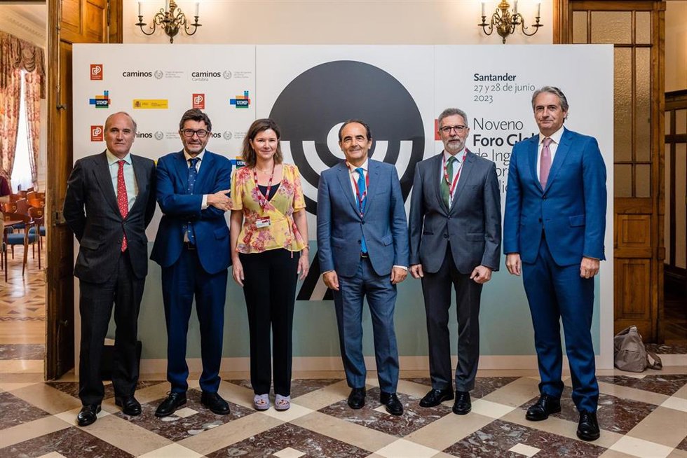 Algunos de los participantes en el IX Foro de Ingeniería y Obra Pública de la UIMP, entre ellos el exministro de Fomento Íñigo de la Serna (derecha)