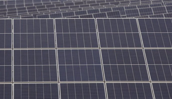 Archivo - Paneles solares de la planta Andévalo de Iberdrola, primer proyecto fotovoltaico de la compañía en Andalucía. En Puebla de Guzmán (Huelva, Andalucía, España), a 30 de septiembre de 2020.