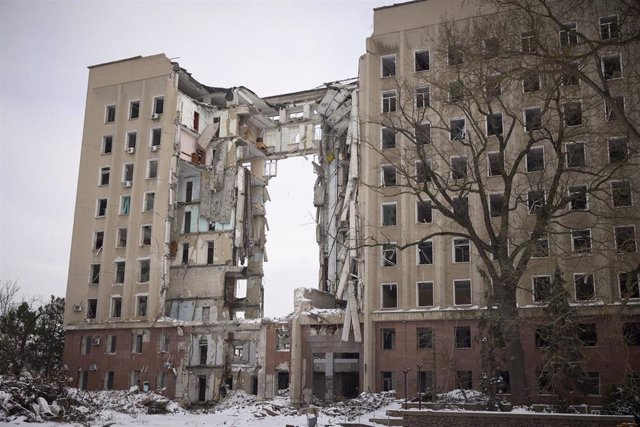 Archivo - Edificio destruido en Mikolaiv, en el sur de Ucrania