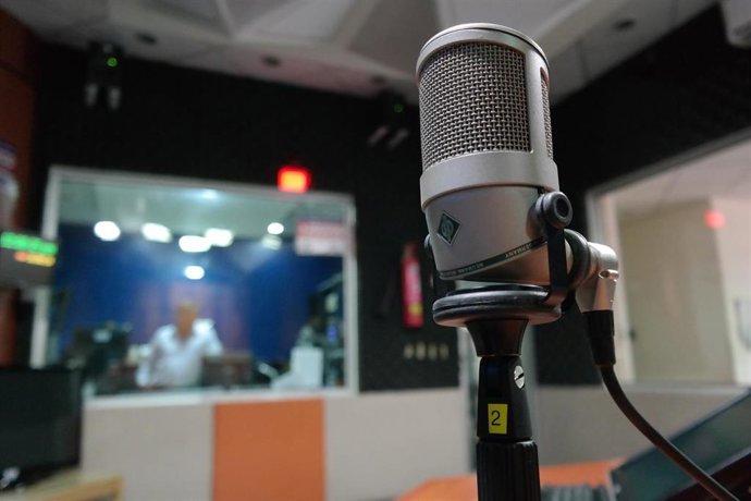 Archivo - Un micrófono en un estudio de radio 