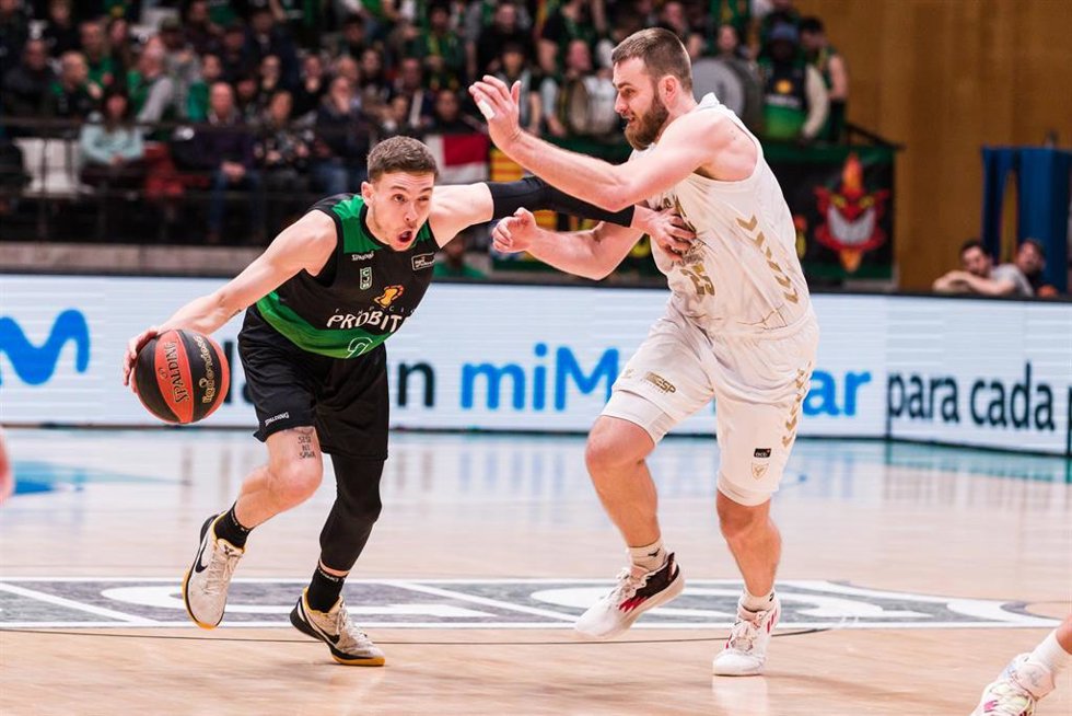 Archivo - Kyle Guy of Club Joventut Badalona in action against David Jelinek of UCAM Murcia during the ACB Liga Endesa match between Club Joventut Badalona and UCAM Murcia at Palau Olimpic de Badalona on March 05, 2023 in Badalona, Barcelona, Spain.