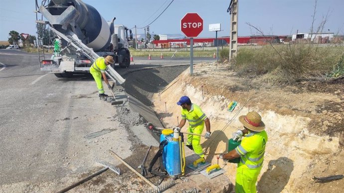 Operarios trabajan en las obras de mantenimiento y mejora de la antigua carretera CO-742, en Puente Genil.