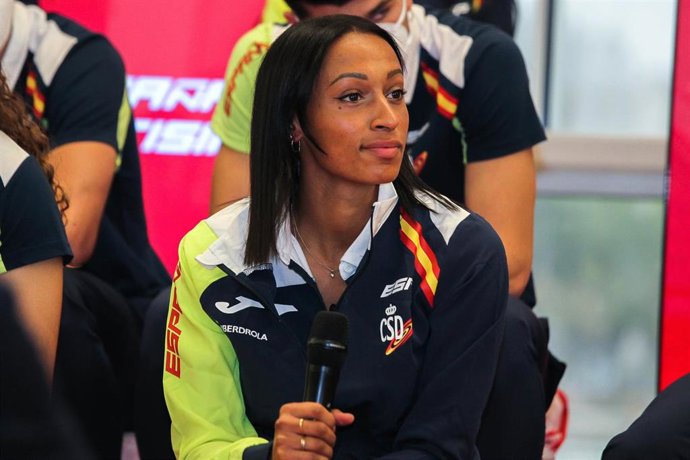 Archivo - La atleta española Ana Peleteiro, ante los medios de comunicación.