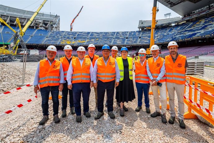 El presidente del FC Barcelona, Joan Laporta, y parte de la Junta visitan las obras en el Spotify Camp Nou