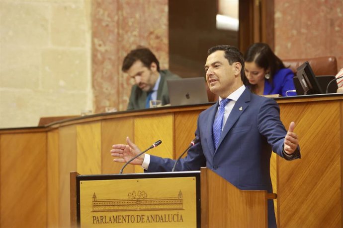 El presidente de la Junta de Andalucía, Juanma Moreno, responde a los grupos parlamentarios en el debate sobre situación política de Andalucía, donde el presidente de la Junta de Andalucía, Juanma Moreno, ha comparecido en un debate para informar sobre 