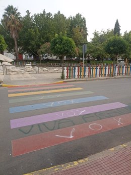 El paso de peatones arcoíris que ha sido objeto de pintadas franquistas en Hinojosa del Duque.