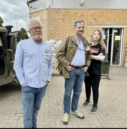 En la estación de gasolina Kostiantynovka, cerca de Kramatorsk (Donbas, Ucrania) 27 de junio de 2023, momentos antes del ataque ruso, de izquierda a derecha Héctor Abad Faciolince, Sergio Jaramillo y Victoria Amelina.