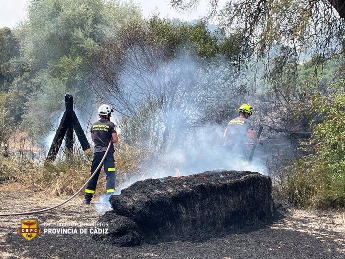 Efectivos de Bomberos actúan en un incendio registrado en un paraje de Arcos, que ha quemado una hectárea de terreno