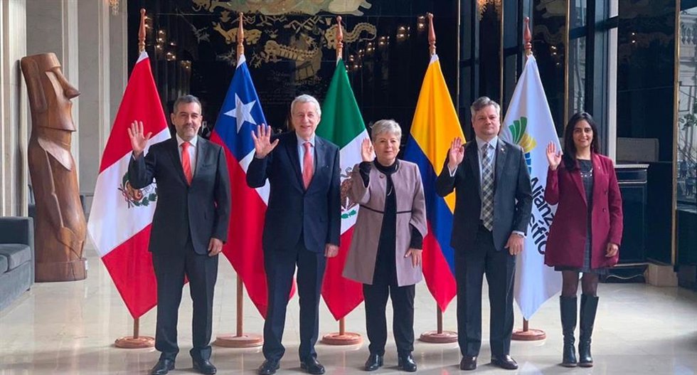 El encargado de negocios de Perú en Chile, Renzo Villa; el ministro de Exteriores chileno, Alberto van Klaveren; la embajadora de México en Chile, Alicia Bárcena; y el encargado de negocios de Colombia en Chile, René Correa