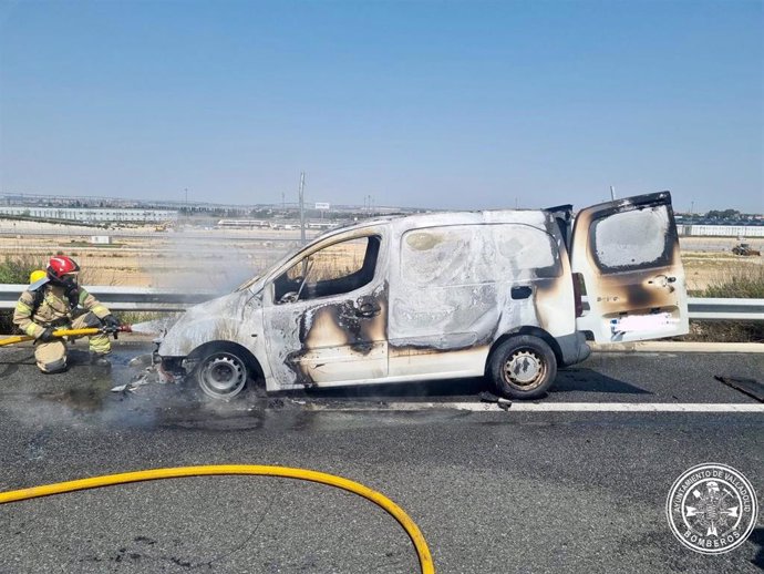 Foto de la furgoneta incendida este miércoles en el kilómetro 11 de la VA-30 de Valladolid