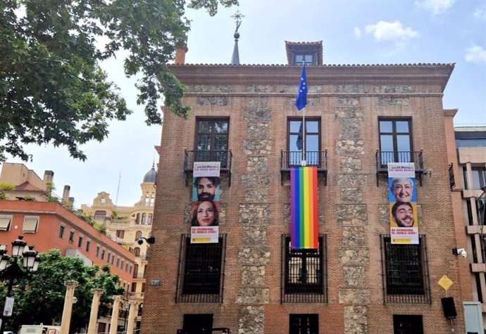 Coincidiendo con el Día del Orgullo LGTBI, el Ministerio de Sanidad, en colaboración del Ministerio de Cultura y Deporte, desplega dos lonas en la Casa de las Siete Chimeneas, ubicada en el barrio de Chueca (Madrid), a 28 de junio.
