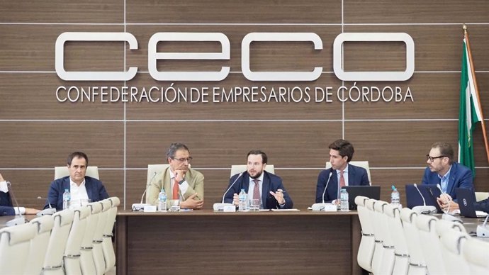 El delegado territorial de Economía, Hacienda, Fondos Europeos, Industria, Energía y Minas de la Junta de Andalucía, Agustín López (centro), en la jornada sobre 'Financiación Alternativa a la Banca Tradicional'.