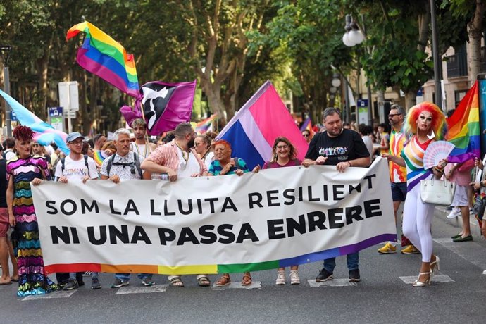 Miles de personas recorren el centro de Palma en la manifestación del Día del Orgullo LGTBI 2023