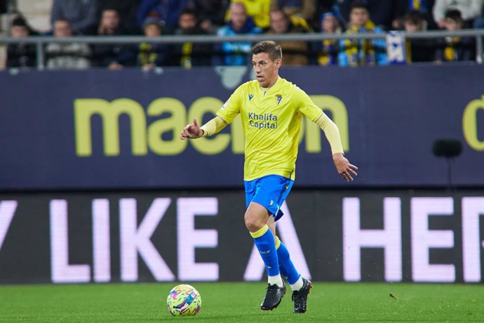 Archivo - Ruben Alcaraz of Cadiz in action during the spanish league, La Liga Santander, football match played between Cadiz CF and Elche CF at Nuevo Mirandilla stadium January 16, 2022, in Cadiz, Spain.