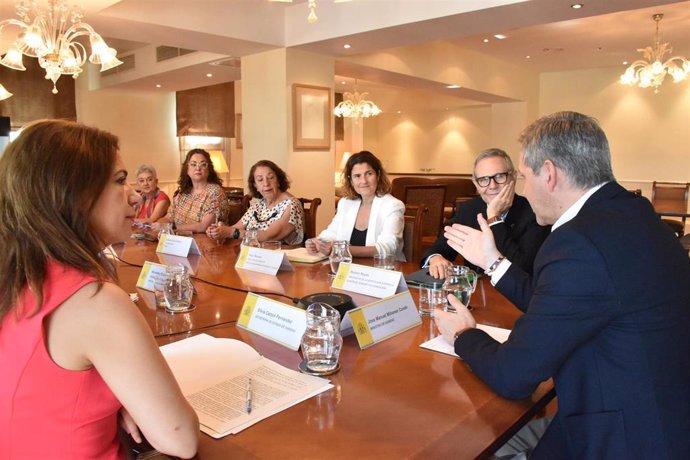 El ministro de Sanidad, José Miñones, se reúne con asociaciones de defensa de pacientes con cáncer tras la aprobación del derecho al olvido oncológico. En Madrid (España), a 28 de junio de 2023.