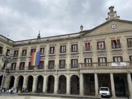 Ayuntamiento de Vitoria apoya la celebración del Día Internacional del Orgullo LGTBIQ+ con la bandera arco iris
