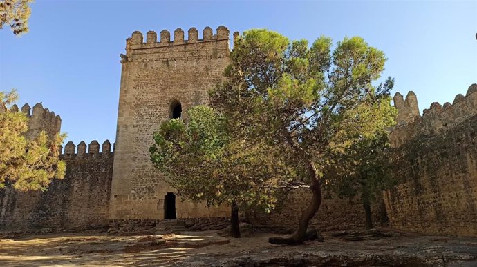 Patio de armas del castillo de las Aguzaderas con la torre del Homenaje del recinto