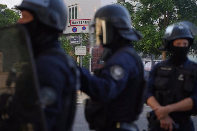 Policías durante las protestas por la muerte de un joven durante un control de tráfico en Nanterre