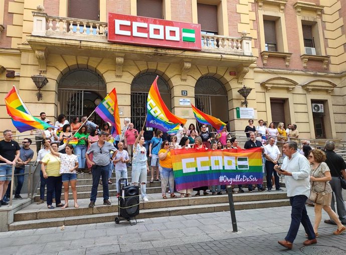 Sindicalistas de CCOO de Córdoba se concentran con motivo del Día del Orgullo Lgtbi+.
