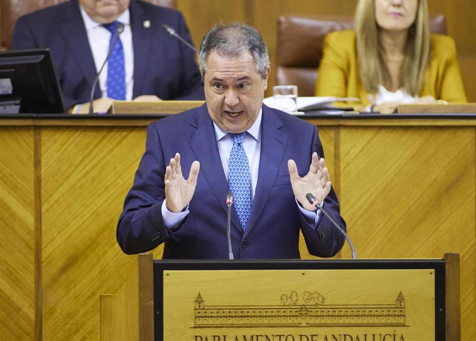El secretario general del PSOE-A, Juan Espadas, en el Pleno del Parlamento andaluz.