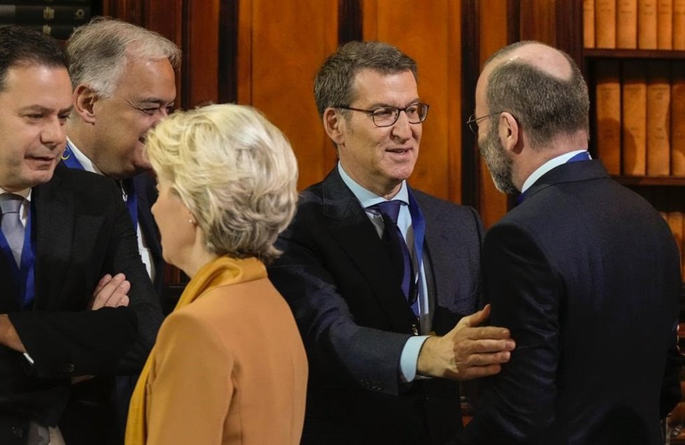 Archivo - El presidente del PP, Alberto Nuñez Feijóo, con la presidenta de la Comisión Europea, Úrsula Von der Leyen, y al presidente del PPE, Manfred Weber, antes del inicio de la reunión del PPE