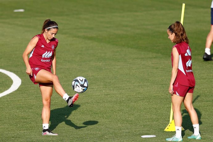 Aitana Bonmatí golpea un balón durante un entrenamiento de la selección femenina